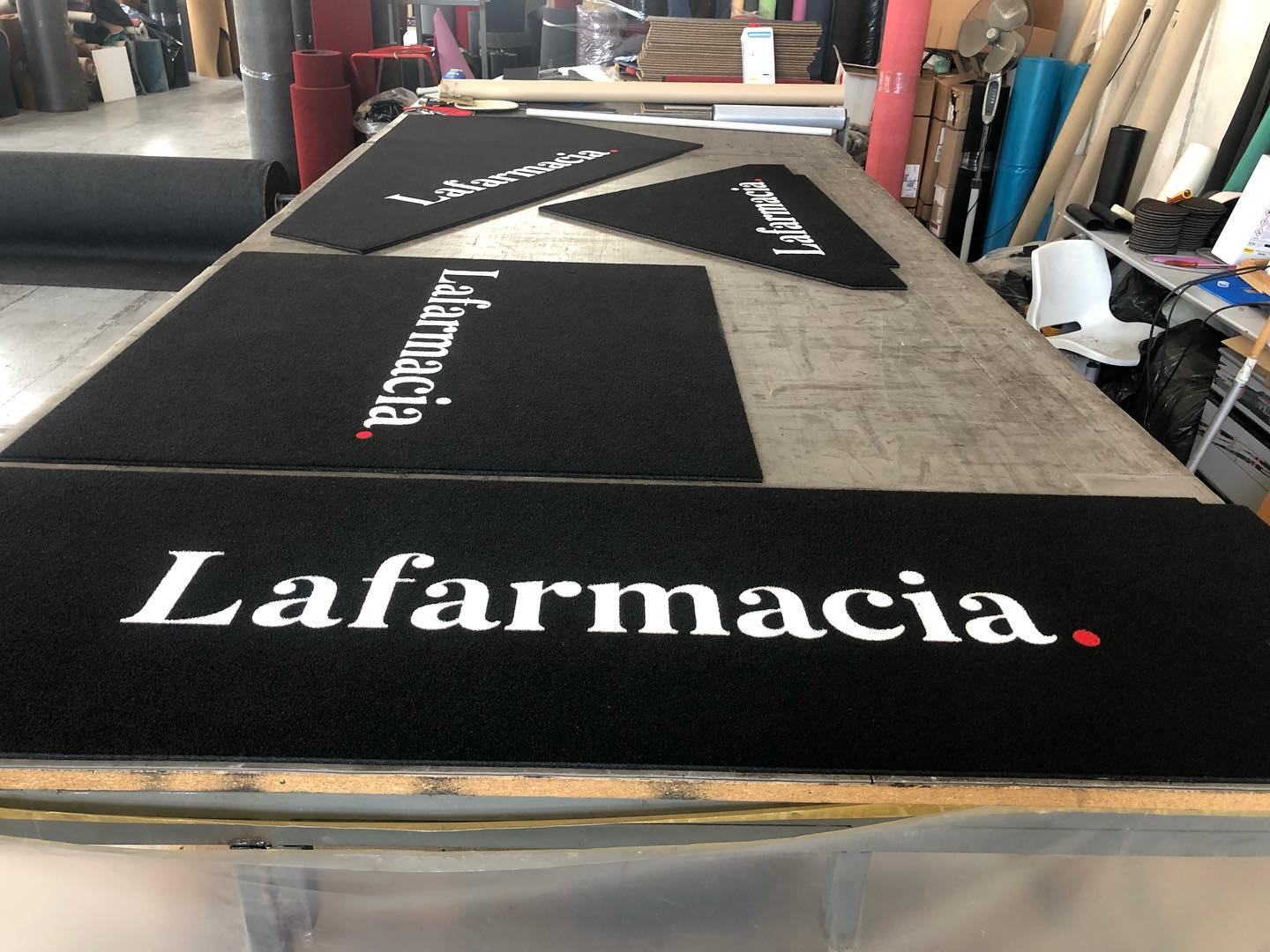 Set di asciugapassi Lafarmacia in lavorazione nel laboratorio di Settimo Milanese